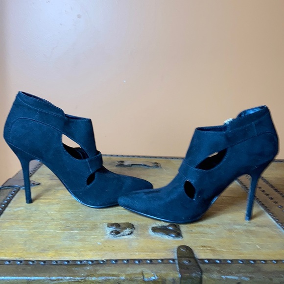 Guess Heels - Picture 3 of 8